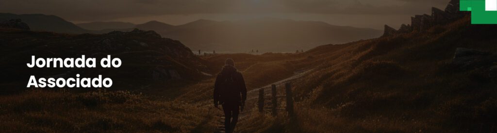 Um homem a caminhar por um caminho nas montanhas. Jornada do associado
