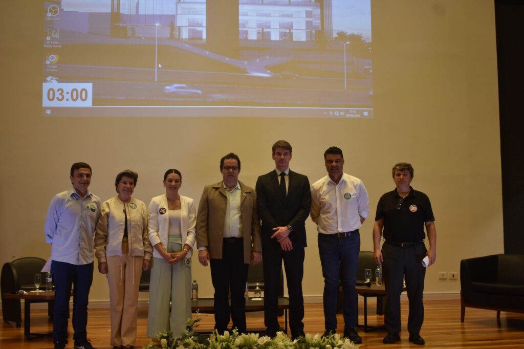 Os cinco candidatos à prefeitura de Ponta Grossa compareceram à Casa do Empresário na última segunda-feira (09) para responder a questionamentos e apresentar propostas que integram seus planos de governo. O Encontro com Candidatos à Prefeitura reuniu os concorrentes ao Executivo, que foram questionados sobre diversos temas.