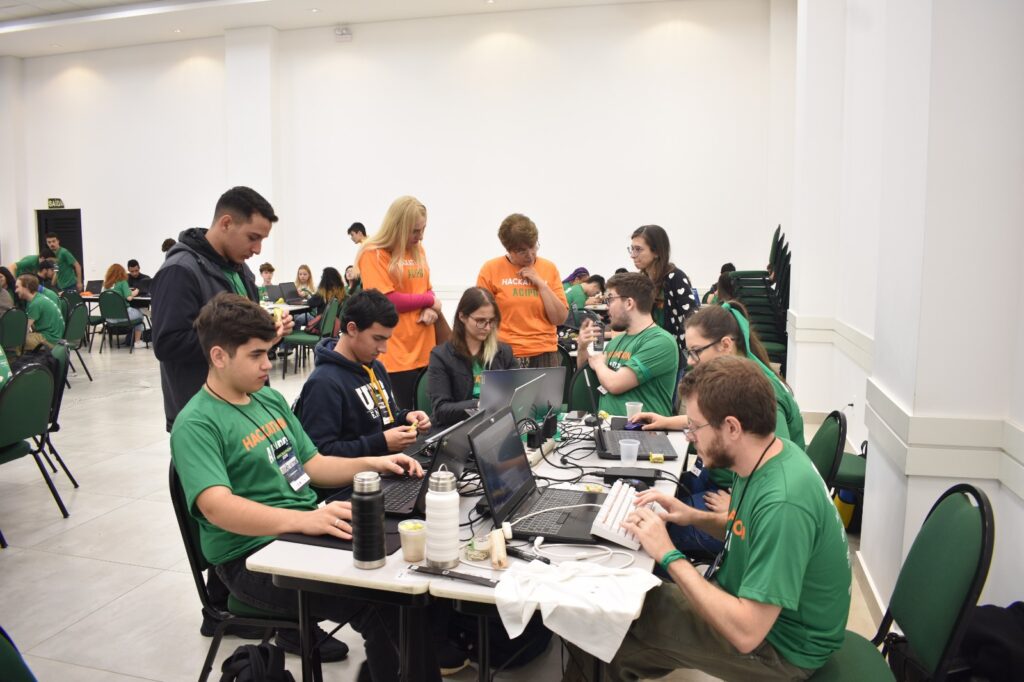 No último fim de semana, centenas de jovens se dedicaram a encontrar soluções inovadoras no primeiro Hackathon ACIPG, promovido pela Associação Comercial, Industrial e Empresarial de Ponta Grossa (ACIPG). 