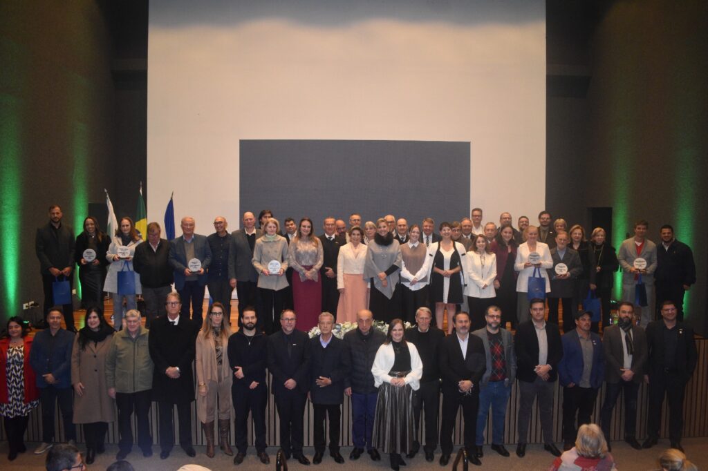 Associação Comercial, Industrial e Empresarial de Ponta Grossa (ACIPG) celebrou seus 103 anos em grande estilo, com a entrega do Prêmio Destaque ACIPG 2025