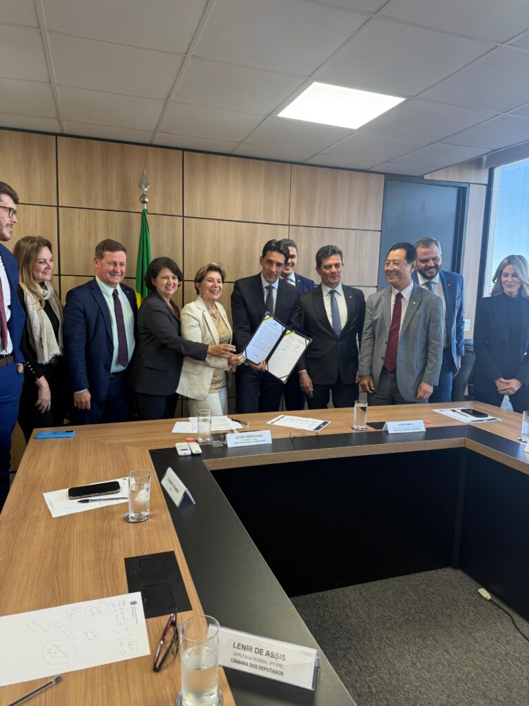 A presidente da Associação Comercial, Industrial e Empresarial de Ponta Grossa (ACIPG), Giorgia Bin Bochenek, participou da cerimônia de assinatura da ordem de serviço para o início das obras de modernização e ampliação do Aeroporto Sant’Anna