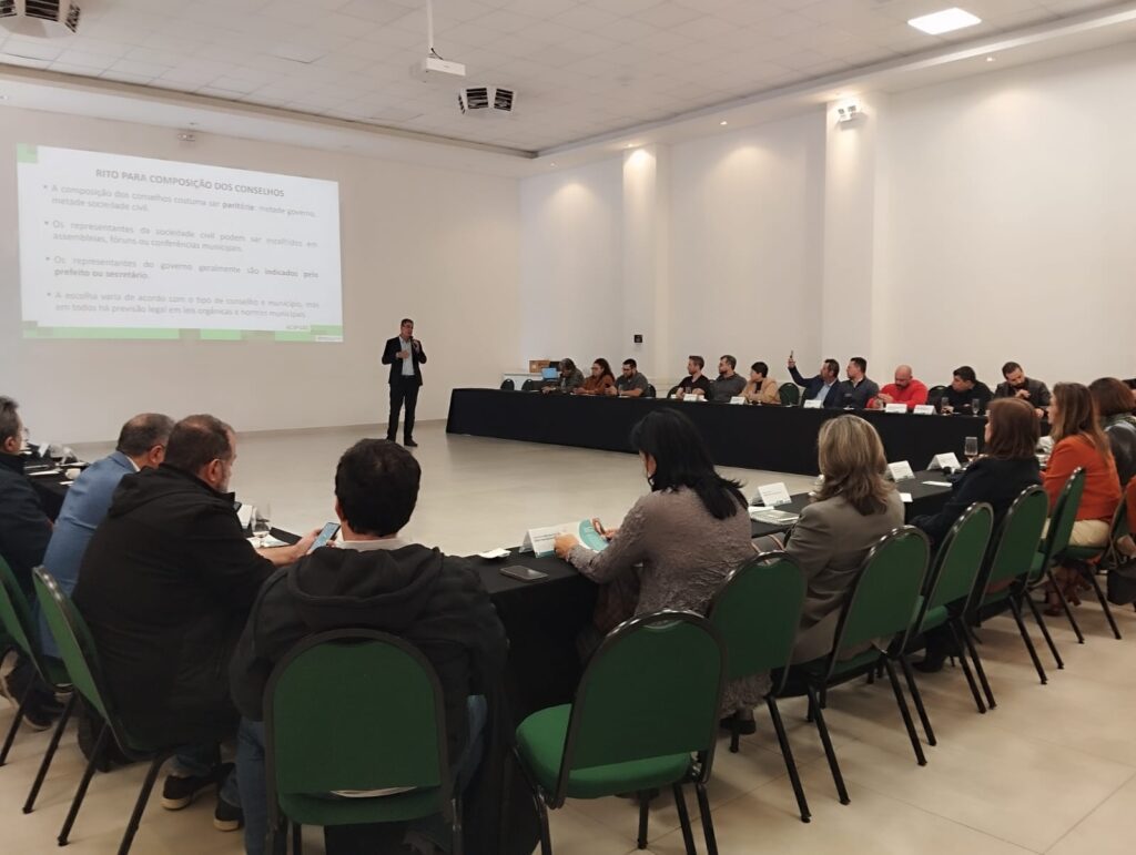 A Associação Comercial, Industrial e Empresarial de Ponta Grossa (ACIPG) recebeu, na última segunda-feira (18), o presidente da Câmara Municipal de Ponta Grossa, Julio Küller, para uma reunião da diretoria e associados, com o objetivo discutir a estrutura e o funcionamento dos conselhos municipais.