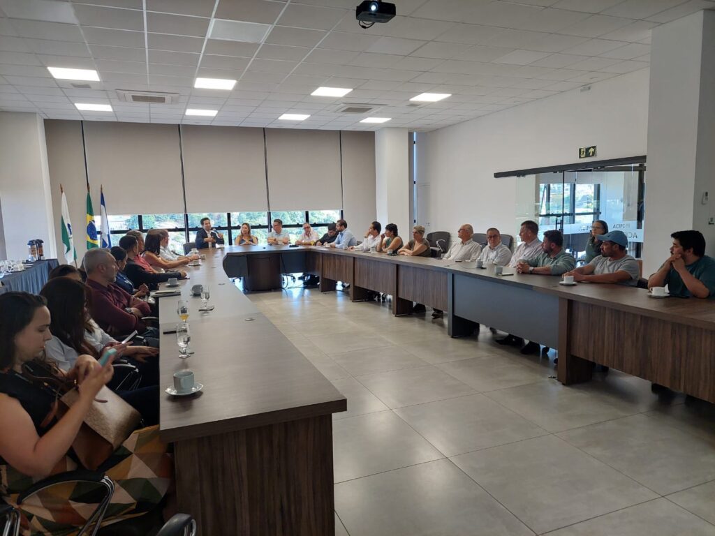A Associação Comercial, Industrial e Empresarial de Ponta Grossa (ACIPG) recebeu, na manhã desta segunda-feira (9), mais uma edição do “Café com Invest Paraná”