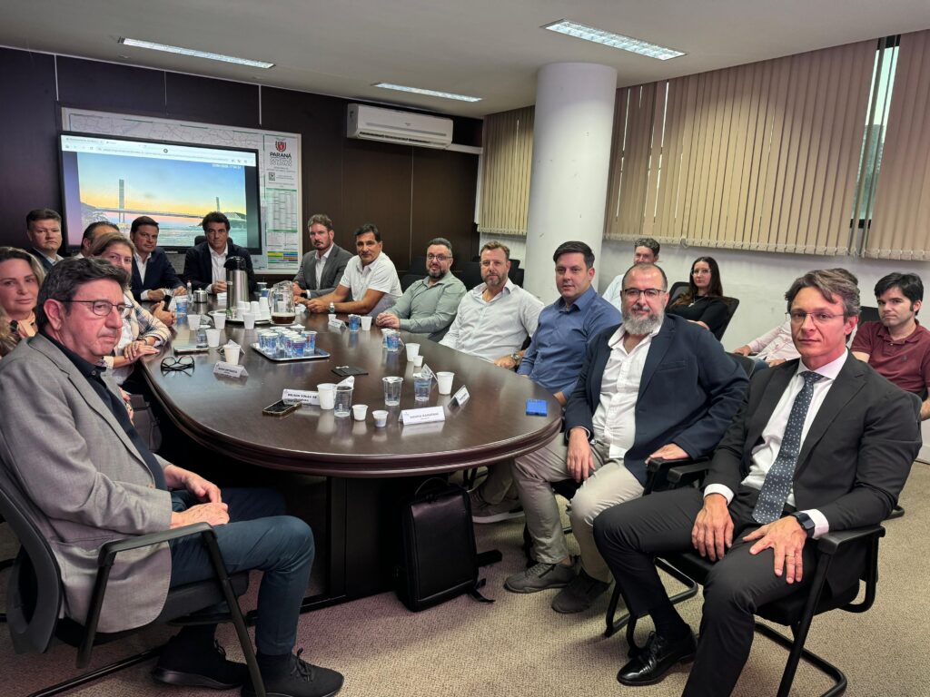 Uma comitiva formada por representantes de diversas entidades da sociedade civil organizada de Ponta Grossa esteve na tarde da última quarta-feira (22) na Secretaria de Estado de Infraestrutura e Logística (Seil), em Curitiba, para tratar do traçado do Contorno Norte
