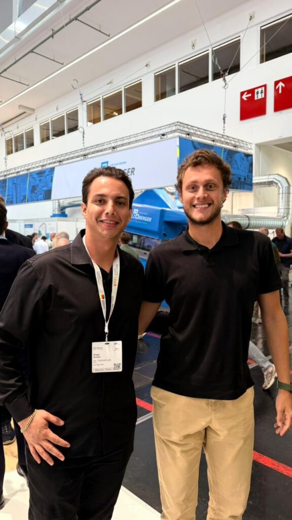 Dois diretores da Associação Comercial, Industrial e Empresarial de Ponta Grossa (ACIPG) estiveram presentes na IFAT Munich 2026, realizada na cidade de Munique, Alemanha. Considerada a maior feira de tecnologia ambiental do mundo