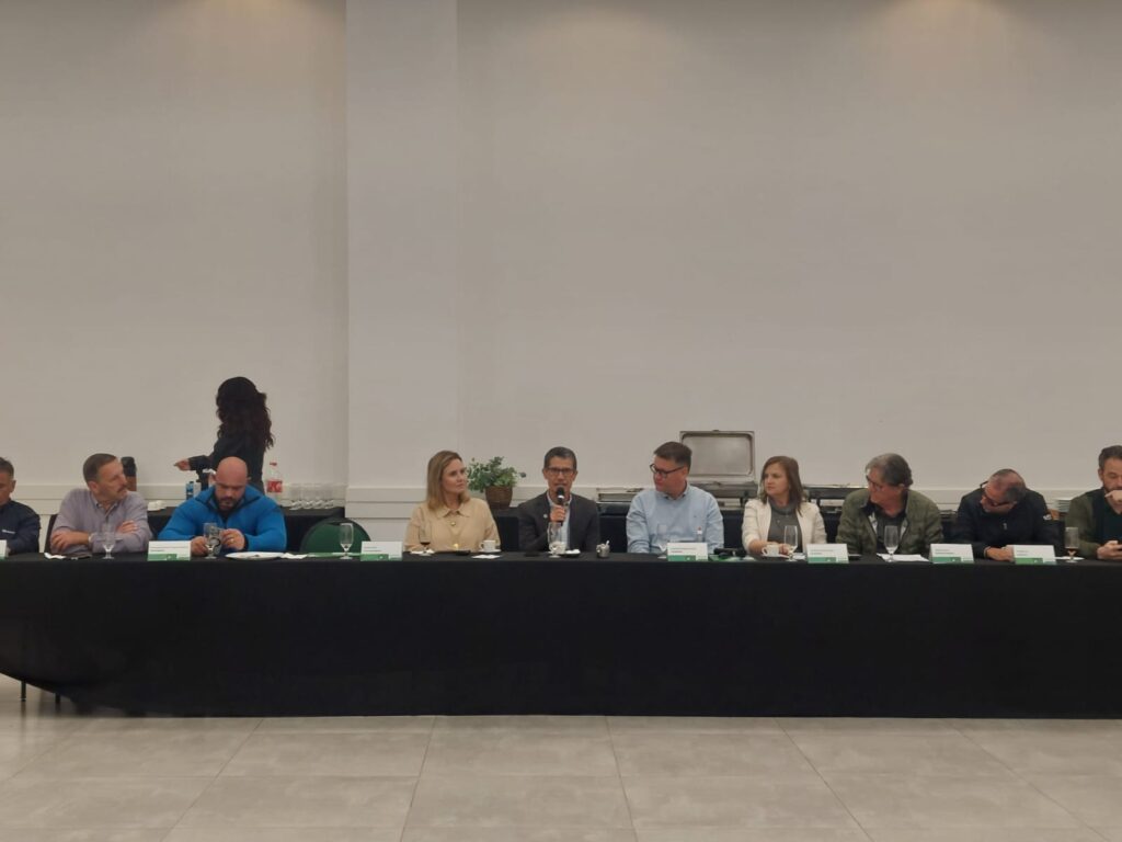 Os reitores recém-eleitos da Universidade Estadual de Ponta Grossa (UEPG), Ivo Mottin Demiate e Adriana Campagnoli, estiveram na última segunda-feira (04) na sede da Associação Comercial, Industrial e Empresarial de Ponta Grossa (ACIPG)